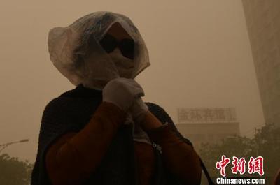 新疆庫爾勒市遭遇沙塵侵襲_中國日?qǐng)?bào)網(wǎng)環(huán)保